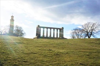 Güneş Calton Hill Edinburgh ve ulusal anıt üzerinde