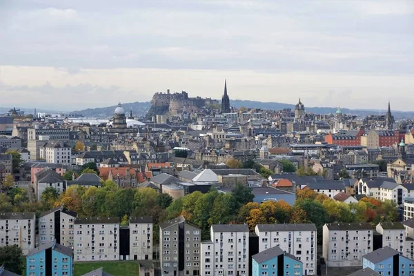 Blick über das mittelalterliche Edinburgh auf die Burg — Stockfoto