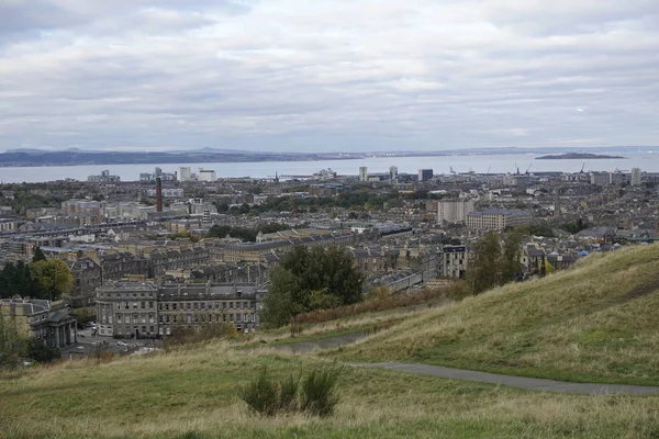 Blick über edinburgh zum Meer — Stockfoto