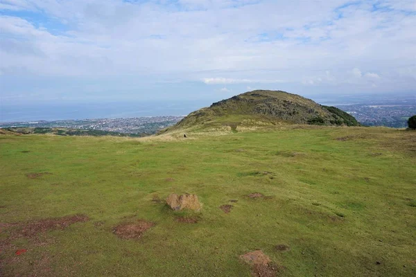 Edinburgh - Arthur seat a kilátás a tengerre — Stock Fotó