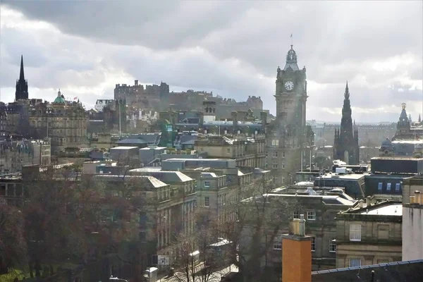 Vista sulla città vecchia di Edimburgo sotto il sole — Foto Stock