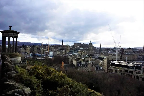 Schöner blick über edinburgh vom calton hill mit dugald stewart denkmal — Stockfoto