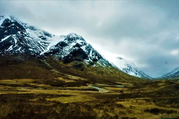 Glen coe Bergkamm am bewölkten Tag — Stockfoto