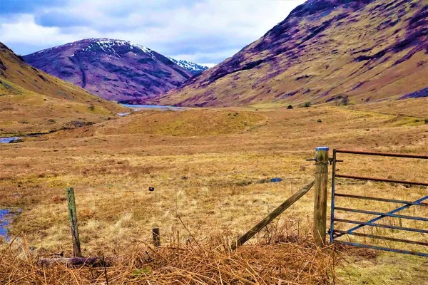 Belo vale com portão perto de Loch Achtriochtan, Glencoe — Fotografia de Stock