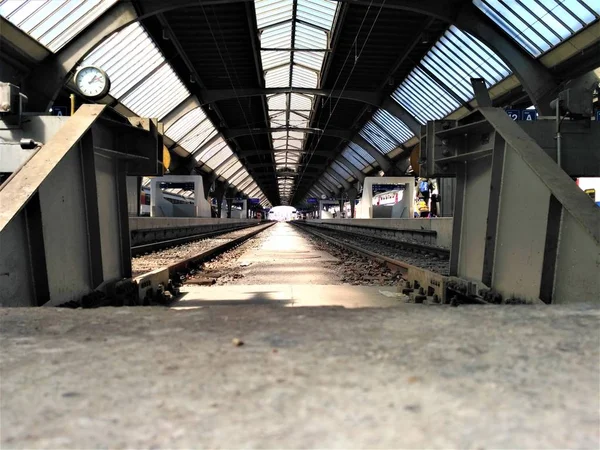 Sonne auf einem Gleis im Zürcher Hauptbahnhof — Stockfoto