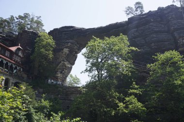 İsviçre 'nin Bohemian bölgesindeki Prebsichtor Kapısı' nın altından görüntüle