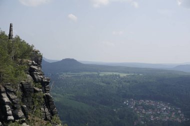 Lilienstein 'dan Gohrisch Tepesi' ne kumtaşı kayalıkları ve dikilitaşlarıyla