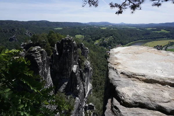 Vista desde la zona de Bastei en la Suiza sajona hasta la Suiza bohemia — Foto de Stock