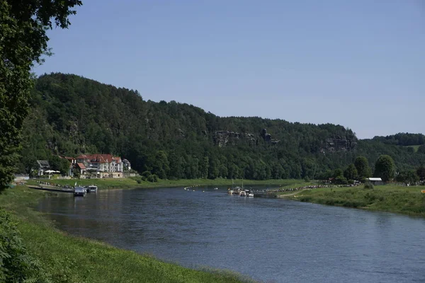 ザクセン・スイスのエルベ川とクルート・ラテンへの眺め — ストック写真