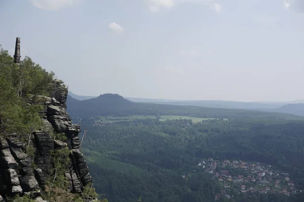 Vista desde Lilienstein a Gohrisch Hill con acantilados de arenisca y obelisco — Foto de Stock