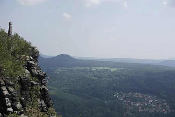 Lilienstein 'dan Gohrisch Tepesi' ne kumtaşı kayalıkları ve dikilitaşlarıyla