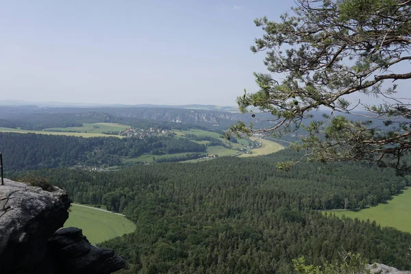 Vista desde la montaña Lilienstein hasta Rathen en la Suiza sajona — Foto de Stock