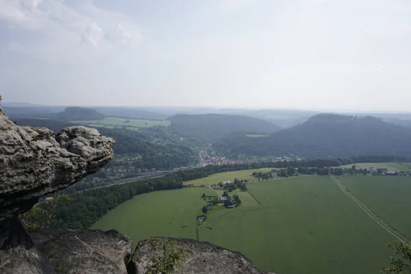 Vista desde la montaña Lilienstein hasta la colina Konigstein con famosa fortaleza — Foto de Stock