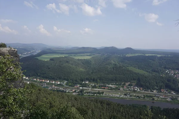 Utsikt från Lilienstein till Konigstein och Rathen med Elbe floden — Stockfoto