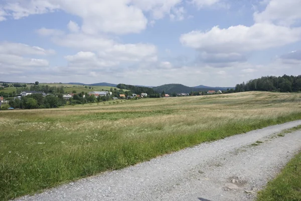 Vista sobre a bela cidade Hinterhermsdorf com estrada de terra — Fotografia de Stock