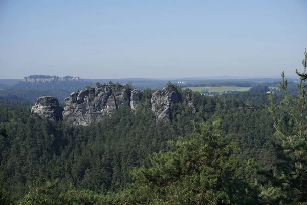 Blick auf Festung Königstein mit schöner Sandsteinfelsformation — Stockfoto