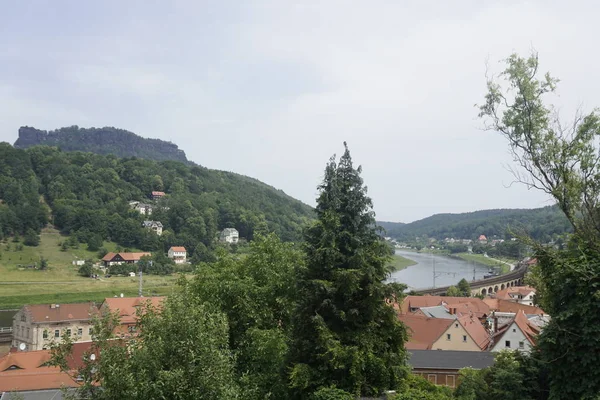 コニギシュタイン村の上からリリシュタイン川への眺め — ストック写真