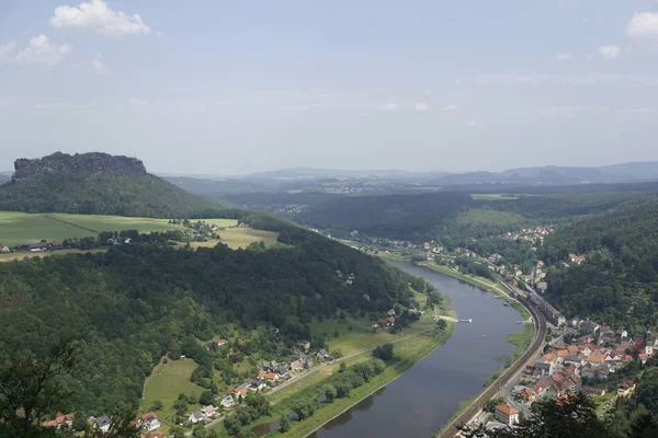 エルベ川とケーニヒシュタイン村とリリシュタイン — ストック写真