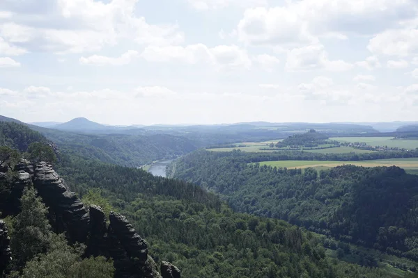 从Schrammsteine岩石到Elbe河和Zirkelstein山的景观 — 图库照片