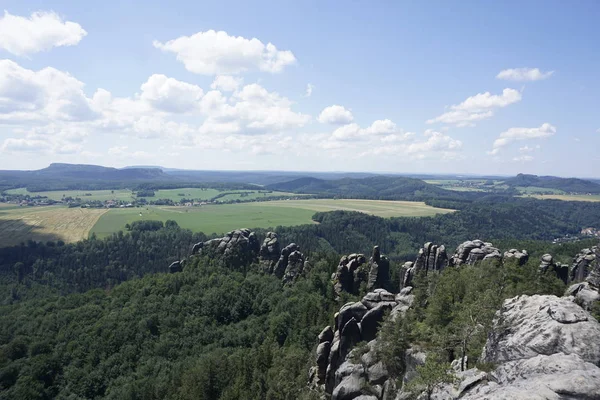 Vista sobre las rocas de Schrammsteine y el paisaje montañoso en la Suiza sajona — Foto de Stock