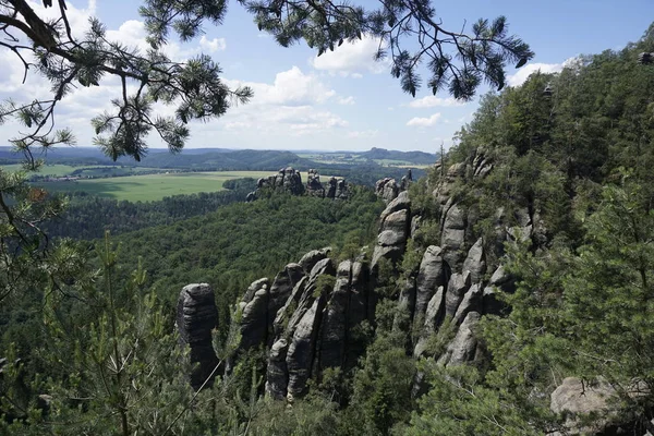 Hermosa vista sobre impresionantes formaciones rocosas en la zona de Schrammsteine — Foto de Stock