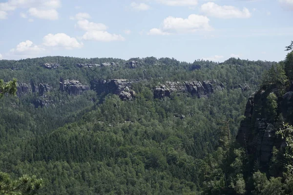 Schönes Wald- und Felsenpanorama von den Schrammsteinen — Stockfoto