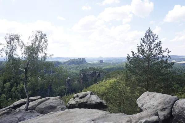 Vista oeste desde el Carolafelsen mirando hacia el Schrammsteine — Foto de Stock