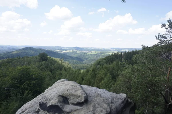 巨大な岩で、スイスのザクセン州の風景の上にカロラフェルソンからの眺め — ストック写真