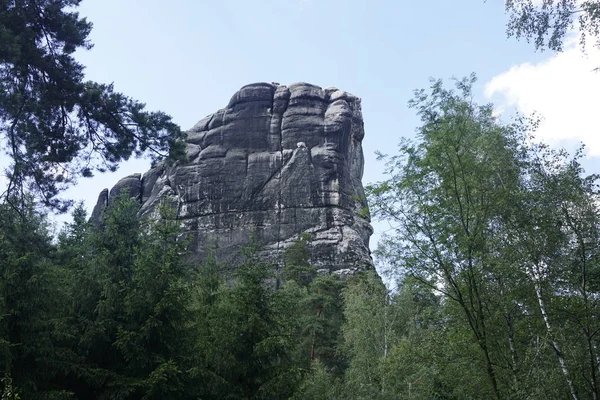 The Falkenstein mountain spotted near the Wildwiese meadow in Saxon Switzerland — 스톡 사진