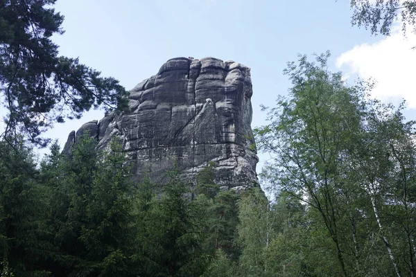 Góra Falkenstein w pobliżu łąki Wildwiese w Szwajcarii Saksońskiej — Zdjęcie stockowe