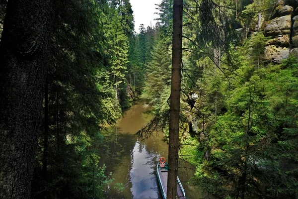 Río Kirnitzsch Con Pequeño Bote Flotando Través Del Desfiladero — Foto de Stock