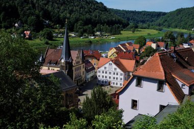 Pazar meydanı ve Almanya 'nın Sakson İsviçre bölgesindeki Elbe nehri ile Stadt Wehlen kentinin daha yakın görüntüsü