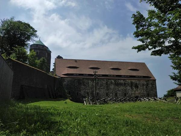Πάρκο Γύρω Από Κάστρο Stolpen Αρχαίο Τείχος Και Πύργο Σαξονική — Φωτογραφία Αρχείου
