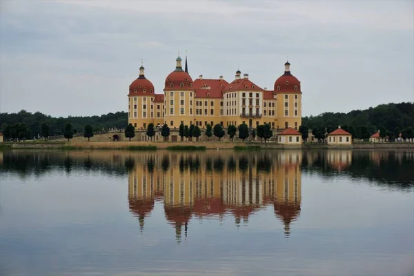 Almanya 'nın Saksonya eyaletindeki güzel Moritzburg kalesi