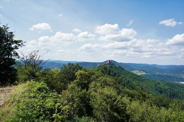 Almanya 'nın Rhineland Palatinate bölgesindeki Trifels bölgesinde dramatik manzara