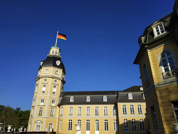 Tysk Flagga Ovanför Karlsruhe Slott Framför Klarblå Himmel — Stockfoto