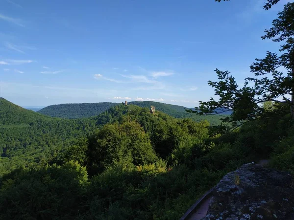 Gündüz vakti Rhineland 'in Trifels bölgesinde güzel bir manzara.