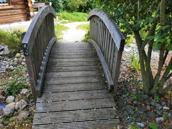 Uma Ponte Madeira Disparada Jardim Dia Ensolarado — Fotografia de Stock