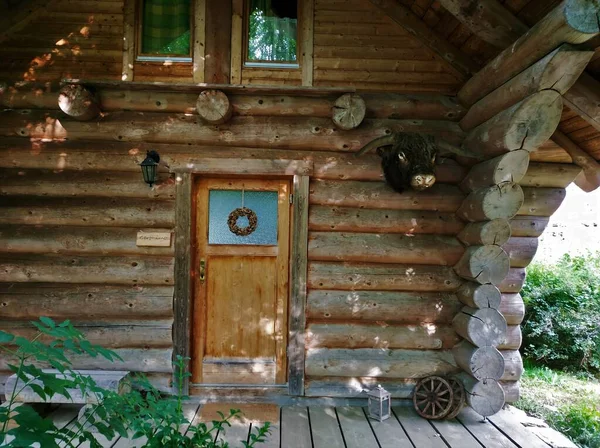 Buitenaanzicht Houten Huis Met Trofeekop Aan Muur — Stockfoto