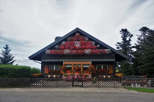 Drewniany Dom Mnóstwem Kwiatów Geranium Sondernach Koło Schnepfenried Francja — Zdjęcie stockowe