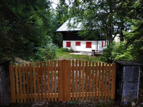 Prachtige Hut Met Rode Jaloezieën Achter Hek Bij Markstein Frankrijk — Stockfoto