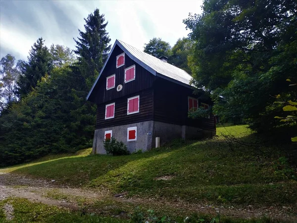 Cabane Bois Avec Stores Rouges Près Montagne Markstein France — Photo