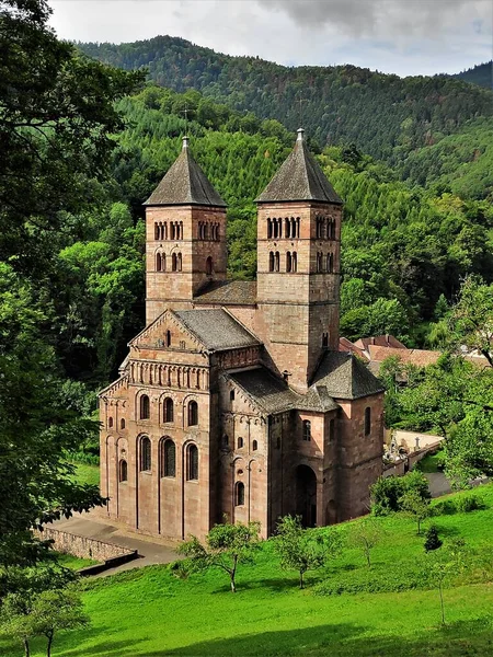 Abadía Murbach Alsacia Francia Encuentra Bellamente Rodeado Verdes Colinas Los Imágenes De Stock Sin Royalties Gratis