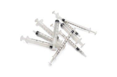 Beyaz arka plan üzerinde izole kullanılan şırınga