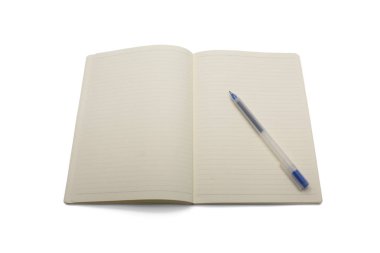Mavi kalem ile boş çizgili defter 