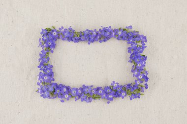 Dikdörtgen mor çiçek çelenk Duranta erecta L.