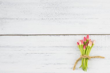 Pembe tomurcuklanma çiçek buketi 