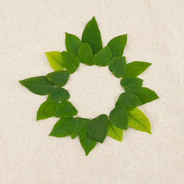 Yeşil yuvarlak çelenk ile kopya alanı bırakır.