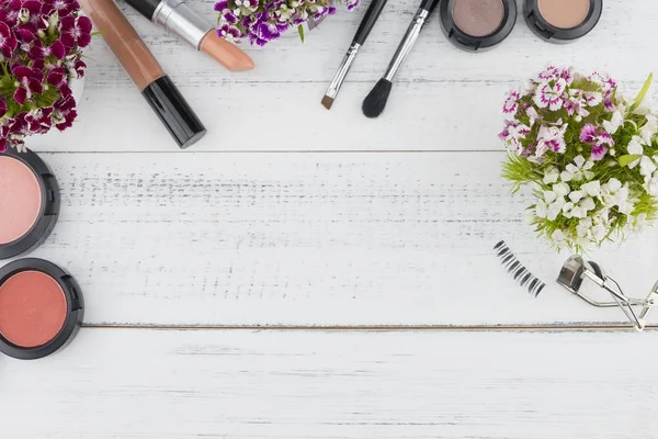 Kozmetik aksesuarlar ve buket çiçek şablon