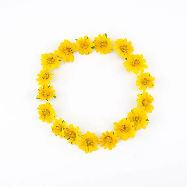 Runde Gelbe Hochzeitsblumen Kranz Auf Weißem Hintergrund Mit Kopierraum — Stockfoto